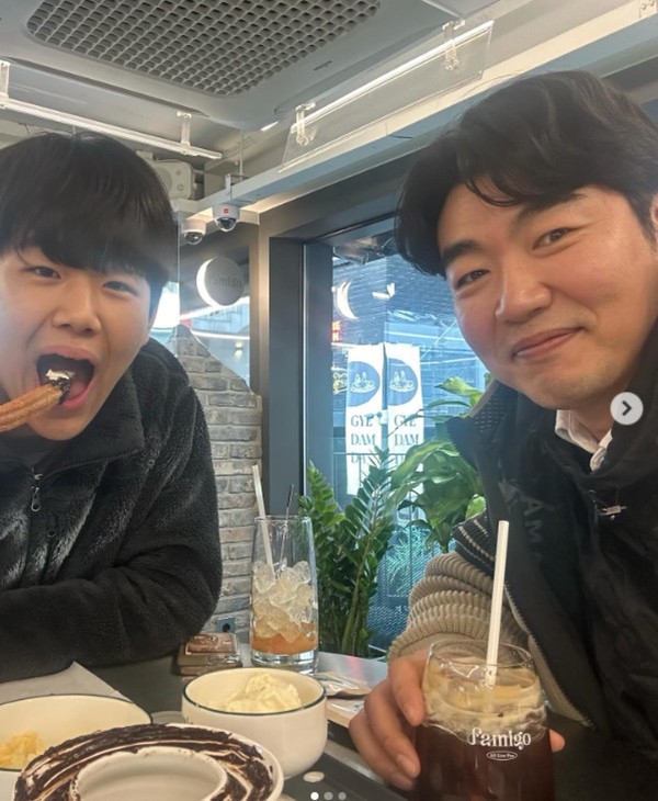 Lee Jong-hyuk, making memories with his son Junsu, “Eat Yeonnam-dong churros with Junsu.”