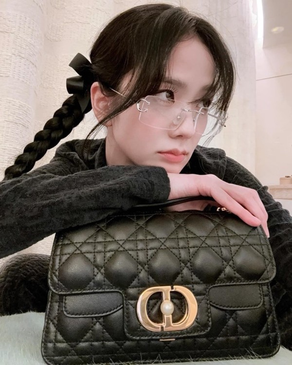 Blackpink Jisoo shows off her overwhelming beauty even with a selfie wearing glasses