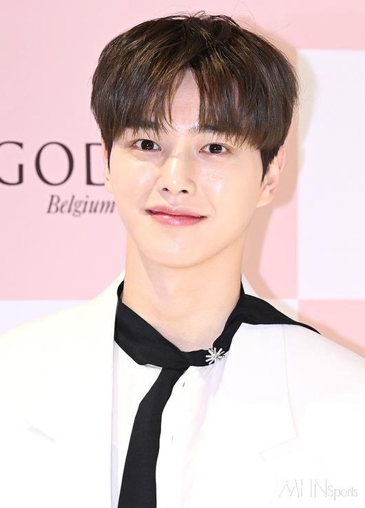 Actor Song Kang enlists in active duty army on April 2nd