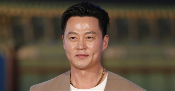 Lee Seo-jin denies 'underwater breakup' rumors...