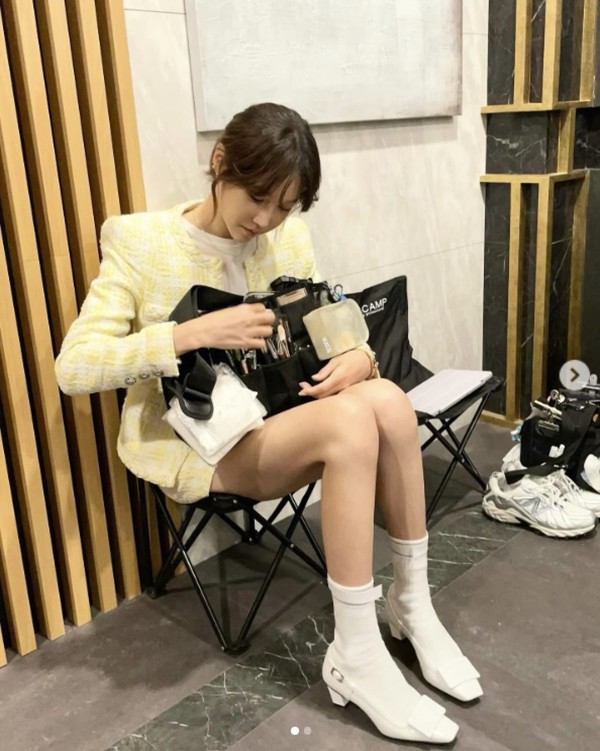 Lee Ji-ah shows off her beautiful legs while filming a drama...