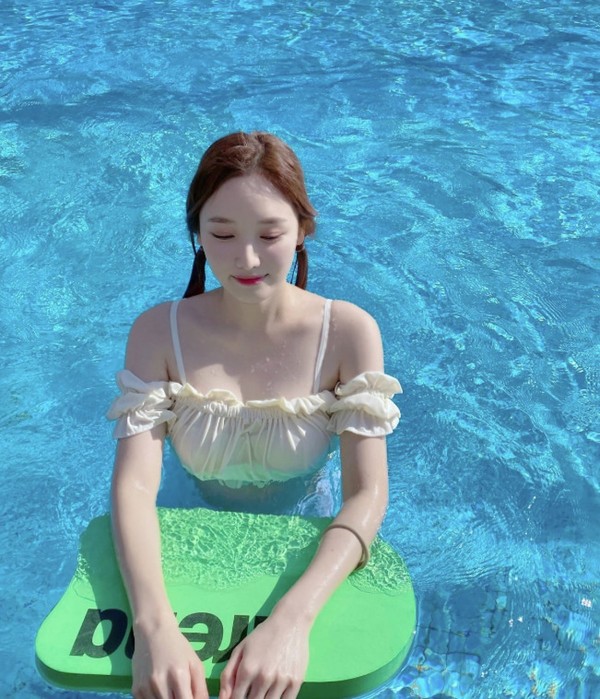 Announcer Kim Se-yeon reveals a leisurely vacation in a blue swimming pool
