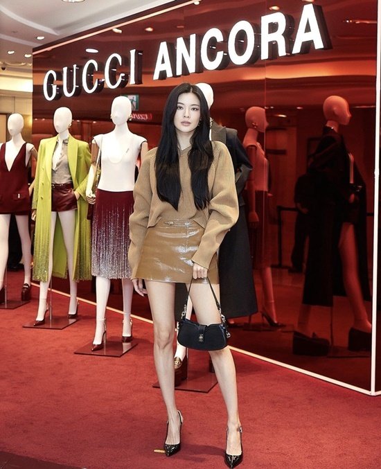 Lee Sun-bin shows off her Barbie doll legs in a knit dress