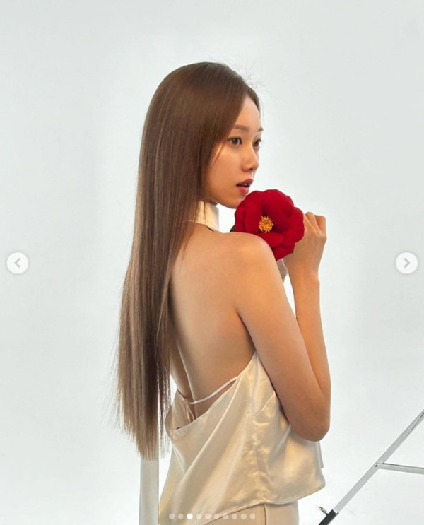 Lee Sung-kyung shows off her sexy side in a white halterneck dress