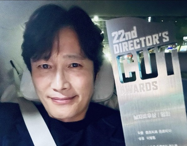 Lee Min-jung appears as a 'SNS sniper' after leaving a comment on her husband Lee Byung-hun's 'selfie'