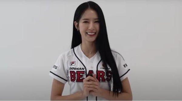 Lotte's signature cheerleader Park Ki-ryang is confirmed to join the Doosan cheering squad!
