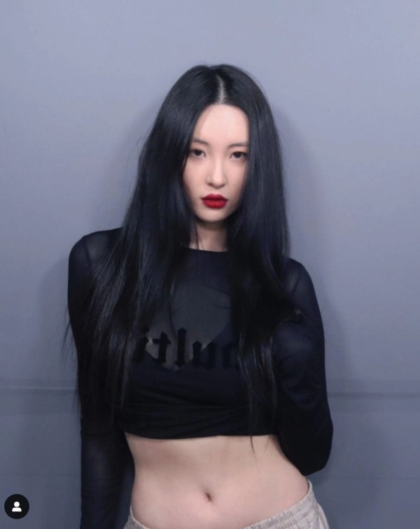 Sunmi fascinates fans with her overwhelming waist line
