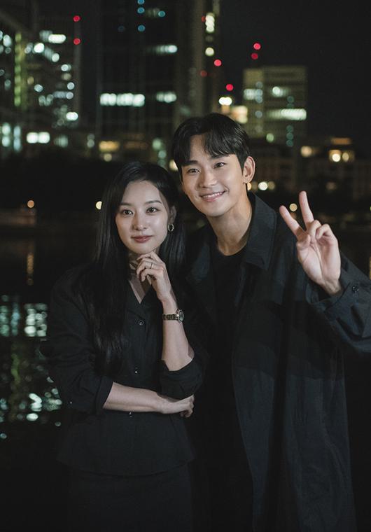 Kim Soo-hyun and Kim Ji-won's German date photos from 'Queen of Tears' released...