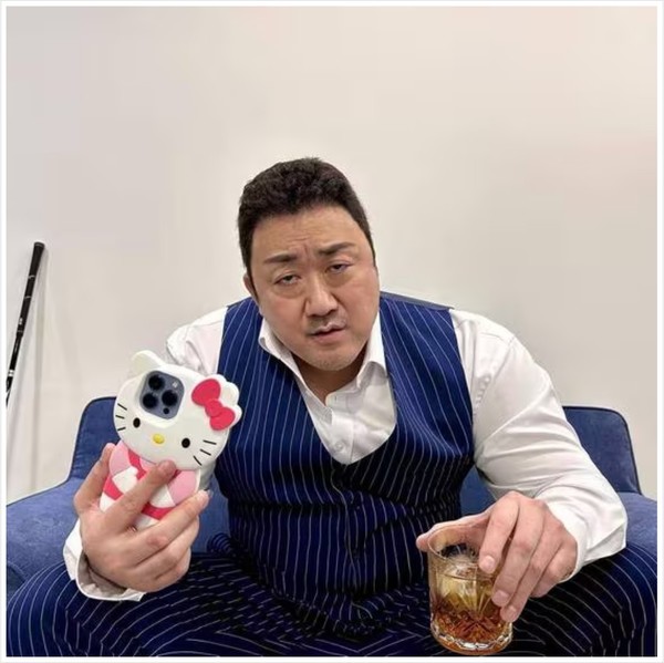 Ma Dong-seok, a surprising charm with 'Hello Kitty' cell phone case + slippers...