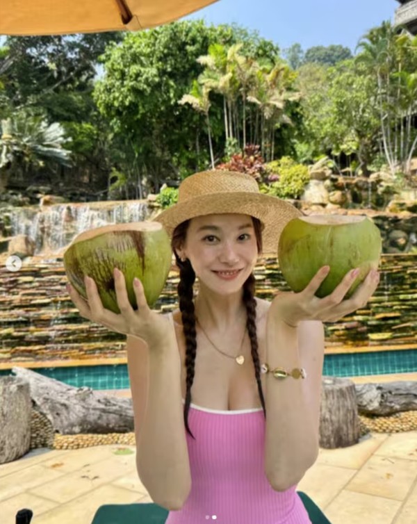 Yoo In-young shows off coconut in pink swimsuit!