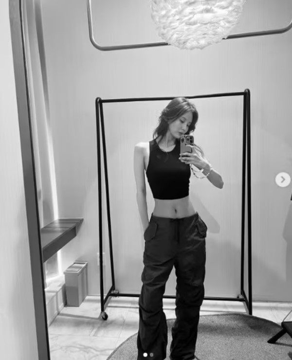 Seohyun reveals a selfie showing off her ant waist!