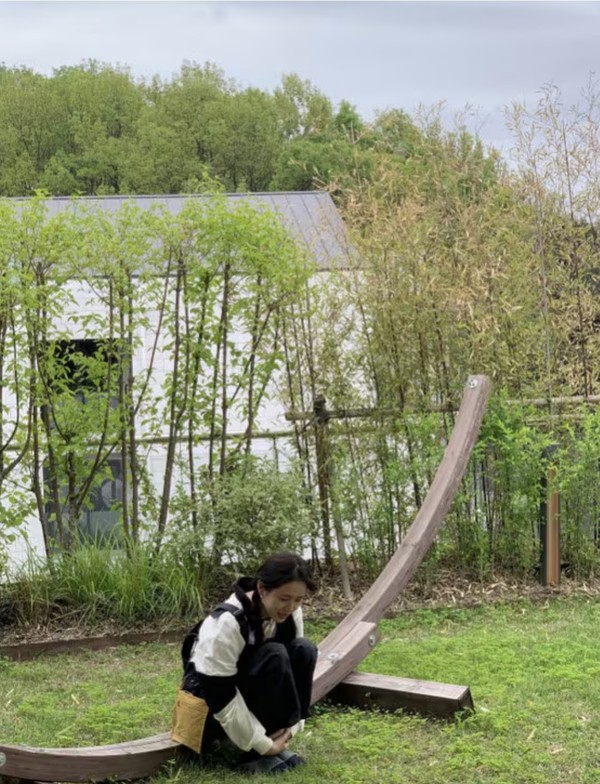 Son Ye-jin, looking for a four-leaf clover on a sunny spring day...