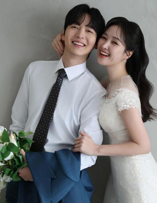 Spica Narae announces marriage to actor Kim Seon-woong, 