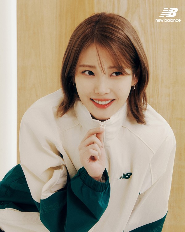 IU, E-Land New Balance windbreaker pictorial released