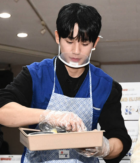 Jung Hae-in, warm-heartedly sharing lunch boxes with the residents of the small-scale village.