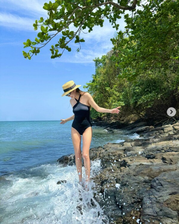 Jessica shows off her slender body at an overseas resort...