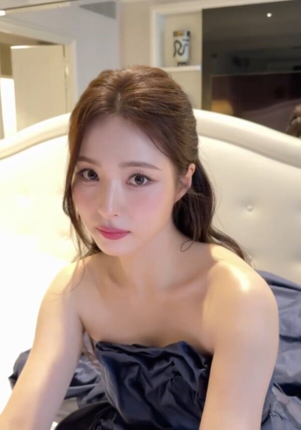 Shin Se-kyung, showing off her unrivaled beauty shining in Paris... Exuding her innocent yet beautiful charm with an off-shoulder dress and half-tied hair