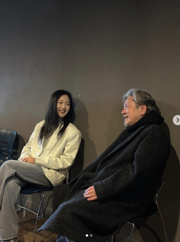 Kim Go-eun and Choi Min-sik release a greeting photo from the 'Breakfast' stage...