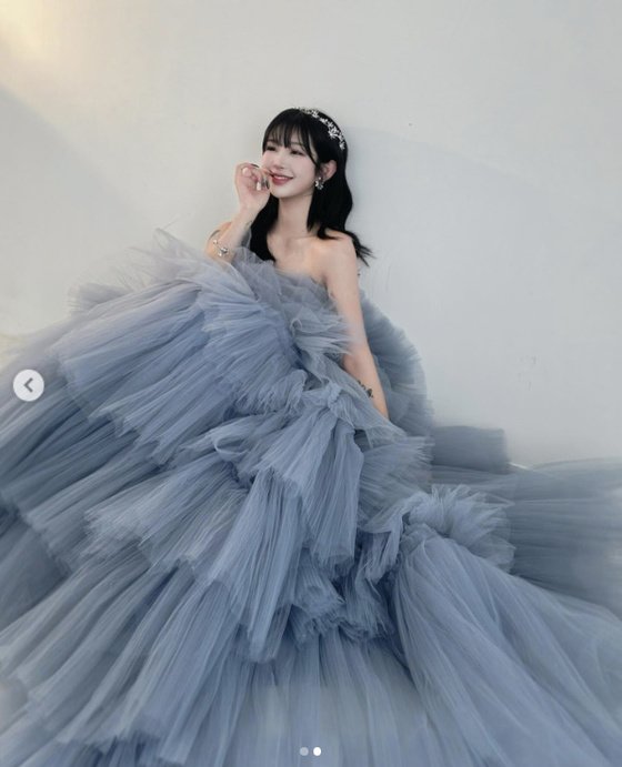 Choi Jin-sil's daughter Choi Jun-hee catches everyone's attention with her doll-like beauty and lace dress.