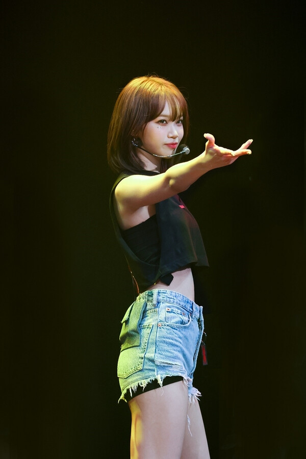 Le Seraphim Kim Chae-won shares her thoughts on appearing as a guest at IU’s concert…