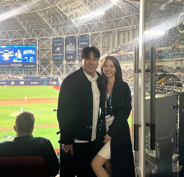 Bae Ji-hyun shows off her 'baseball goddess' side with a date at the baseball stadium...