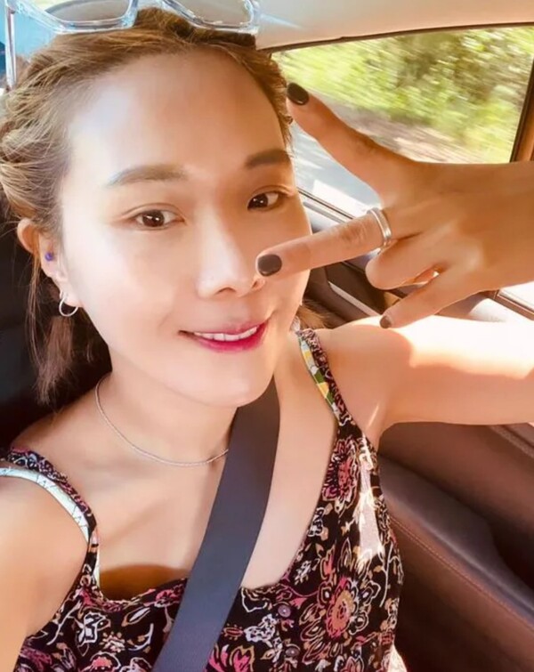 Shin Bong-seon reveals another selfie with her stunning visuals...