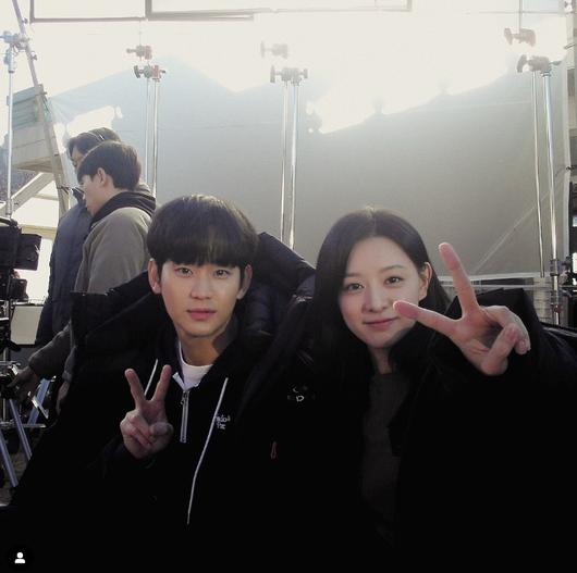 Kim Soo-hyun and Kim Ji-won reveal a friendly two-shot!