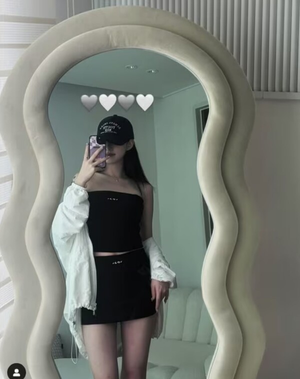 Yulhee shows off her slender body line with chic charm