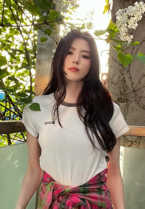Han So-hee, visuals that shine even in casual outfits... reminiscent of a pictorial in the alley background
