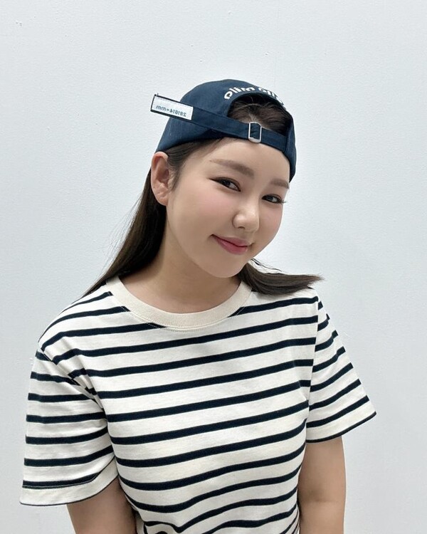 Song Ga-in, looking innocent in a striped t-shirt and jeans!