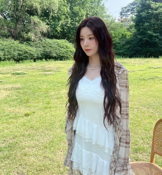 Eunbi Kwon, radiating beauty like a flower on the lawn!