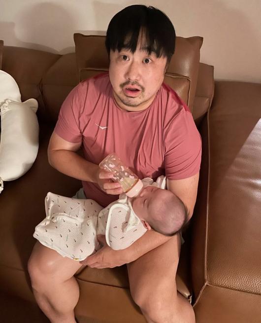 Kang Jae-jun, proof shot holding a baby bottle with tired eyes, “Early morning feeding, what should I do?”