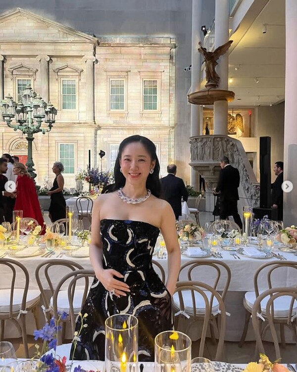 '52 years old 'Park Joo -mi, a dress revealed on the shoulder…