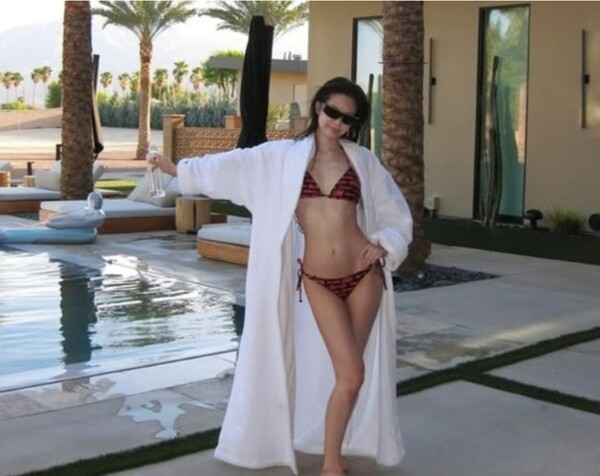Jenny 'Zero', Pool Bikini Status