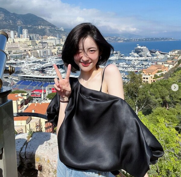 Park Ji -hyun, Monaco Beach Dal -kun 'off -shoulder look…