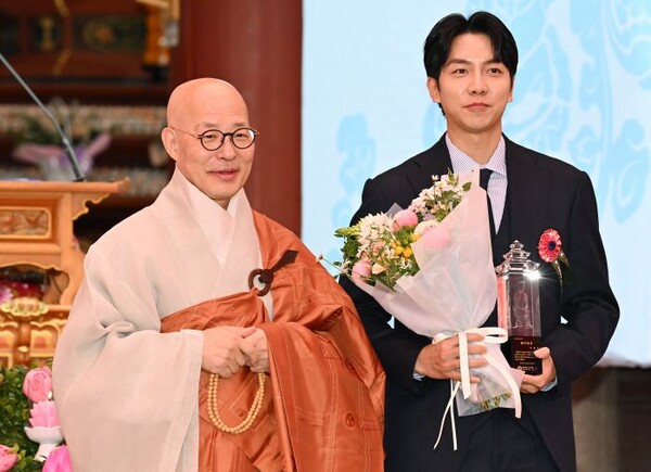 'Buddhist' Lee Seung -ki, Buddha's Day '2025 Buddhist Award'