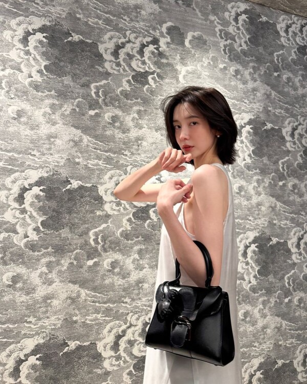Park Ji -hyun, pure white dress…