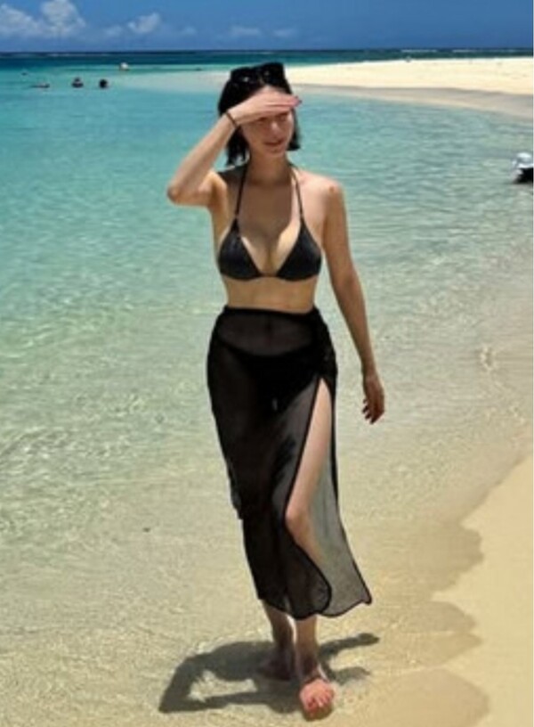 One, 'overlooked' glamor in the black bikini…