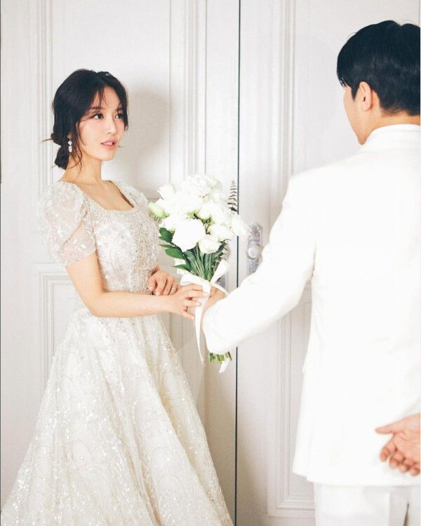 Dohwa from AOA is a beautiful bride of June…