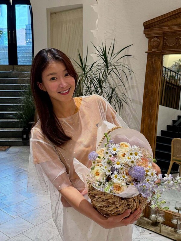 'Divorce' Lee Si -young, a flower basket and bright smile…