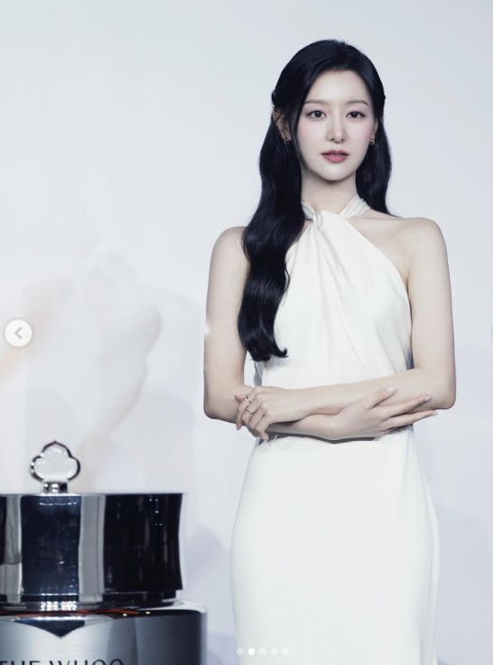 Kim Ji -won, Pure White Holter Neck Dress