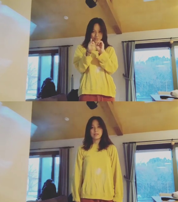 Lee Hyo-ri yellow t-shirt