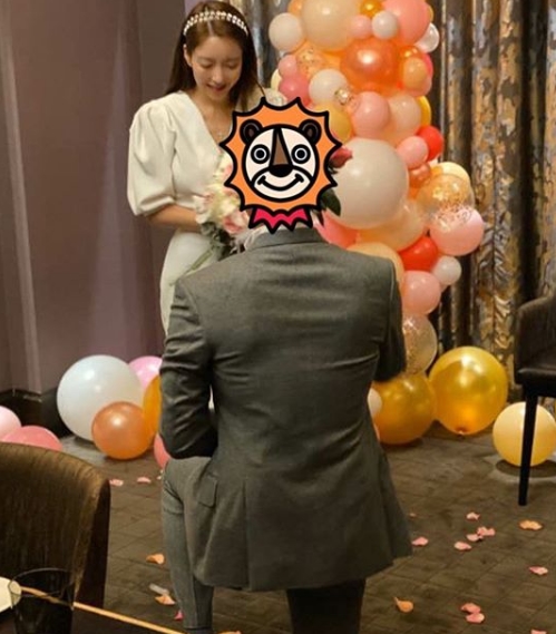 Park Hyun Sun, back of kneeling lover…