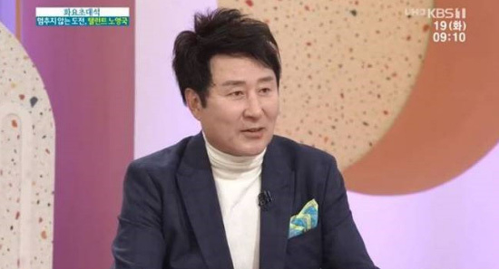 After his divorce with Seo Gap-sook, he was married to fashion designer Ahn Young-soon after he was seventy-three and thirteen years old.