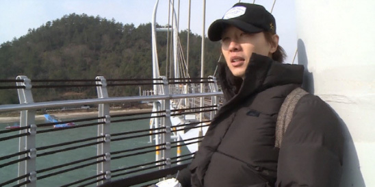 Ji Hyunwoo devotees, who is the man?