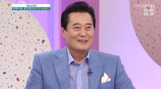 Genuine Kim Seong-hwan, a seventy-one-year-old, a talent-singer-musical actress, etc.