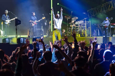 March 8th-9th, a night of celebration by Maroon 5 and their fans...