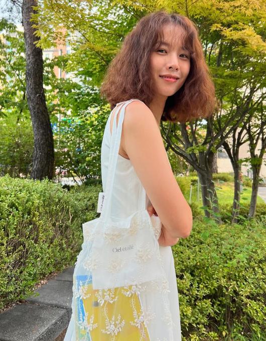 Jo Yoon-hee explodes with refreshing beauty in short hippie perm and sleeveless...