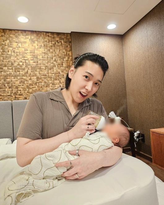 Super Junior's Seongmin is certified as a happy father while holding his son in his arms...