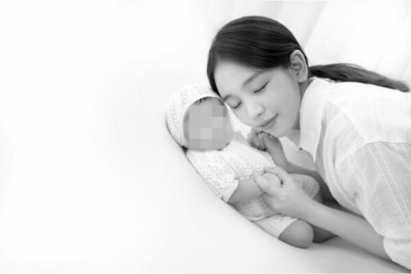 Baek A-yeon reveals first photo with Bungeoppang daughter...